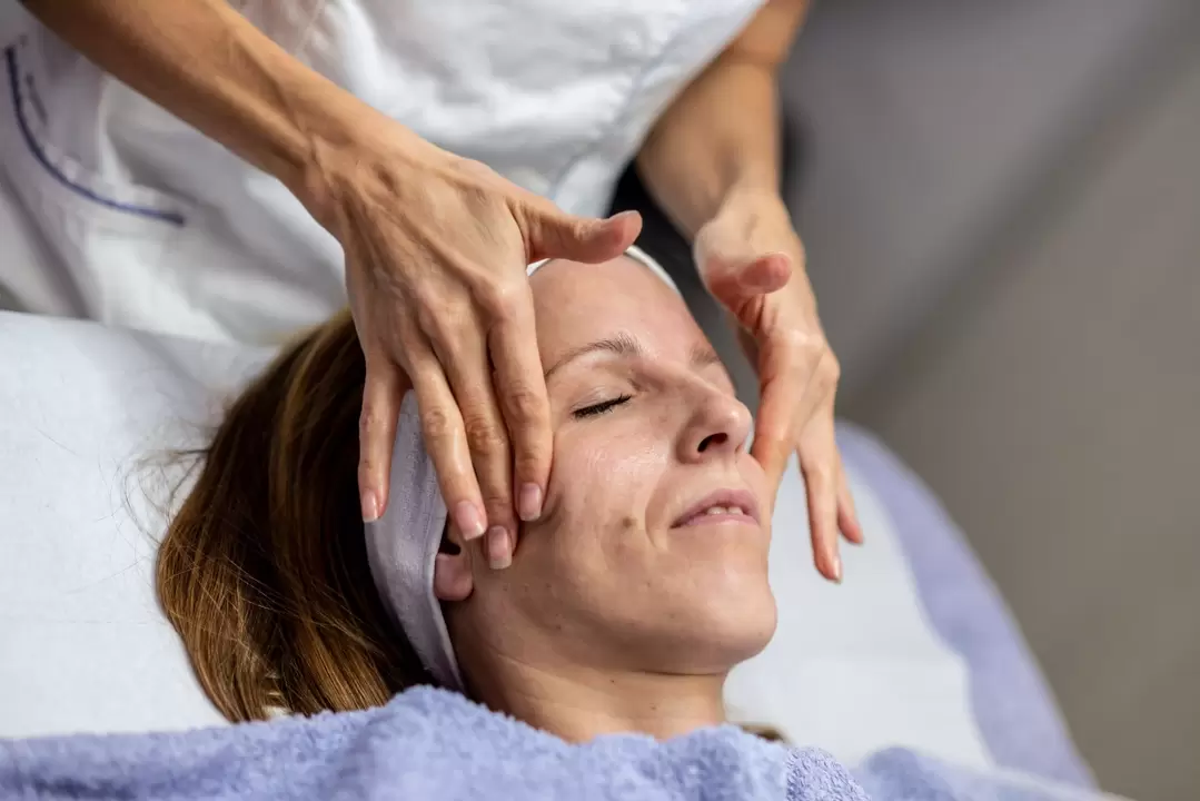 Berdasarkan kondisi kulit, ahli kosmetik akan menentukan teknik peremajaan perangkat keras mana yang akan digunakan. 